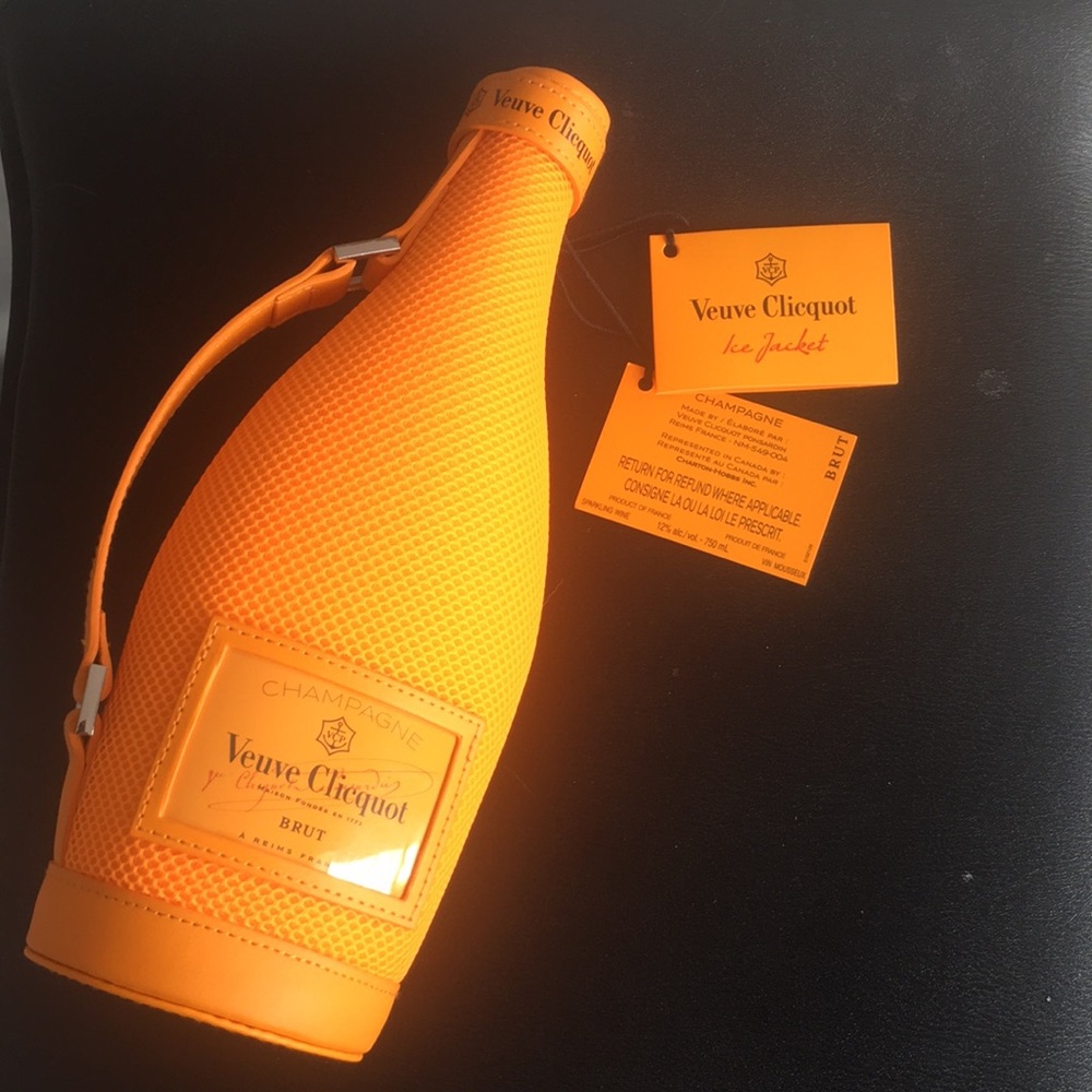 Veuve Clicquot Iconic Yellow Label Brut Champagne Insulated Ice Jacket  NWT
